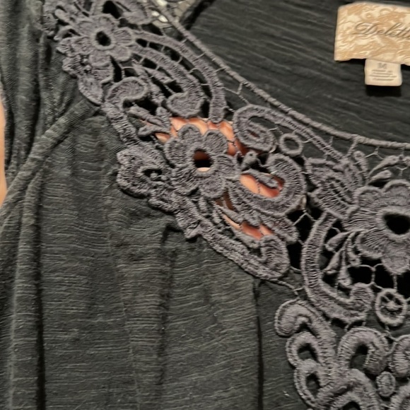 Deletta - Anthropologie- cap sleeve tee with lace trim. - Picture 4 of 6